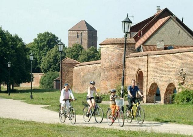 Radler vor der Stadtmauer in Wittstock, Foto: StudioProkopy, Lizenz: TMB Tourismus-Marketing Brandenburg GmbH Radler vor der Stadtmauer in Wittstock, Foto: StudioProkopy, Lizenz: TMB Tourismus-Marketing Brandenburg GmbH