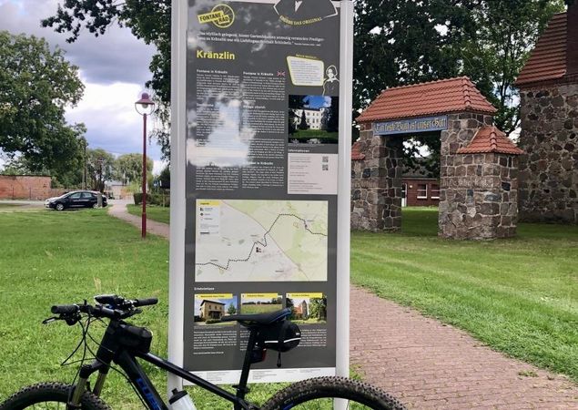 Infostele in Kränzlin, Foto: Itta Olaj, Lizenz: Brandenburgische Seenplatte GmbH Infostele in Kränzlin, Foto: Itta Olaj, Lizenz: Brandenburgische Seenplatte GmbH