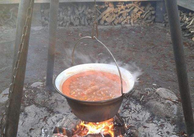 Kesselgulasch am Lagerfeuer, Foto: Jörg Kietzmann, Lizenz: Jörg Kietzmann