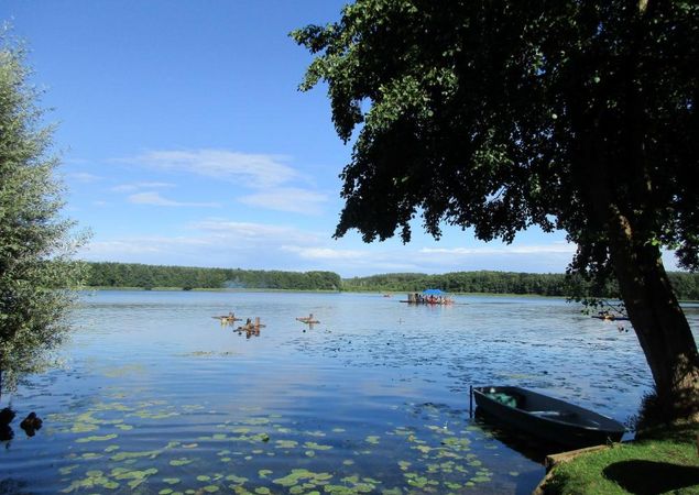 Floßfahrt auf den Lychener Gewässern, Foto: Anet Hoppe