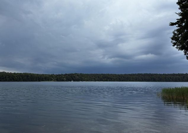 Ein Gewitter zieht auf am Stechlinsee, Foto: Jörg Bartz, Lizenz: Brandenburgische Seenplatte GmbH