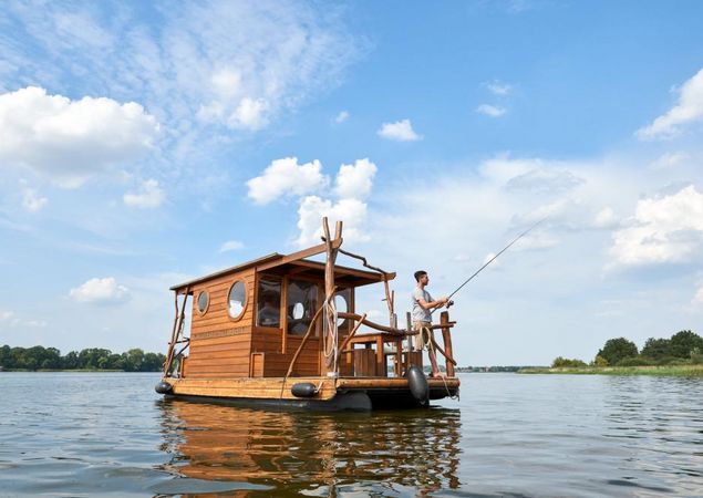 Floßverlei TreibGuT Entspannen und Angeln auf dem Floß, Foto: Saskia Uppenkamp, Lizenz: TreibGuT GbR