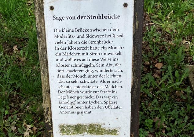 Geschichte zur Sage von der Strohbrücke, Foto: Jörg Bartz, Lizenz: TV Ruppiner Seenland e.V. Geschichte zur Sage von der Strohbrücke, Foto: Jörg Bartz, Lizenz: TV Ruppiner Seenland e.V.