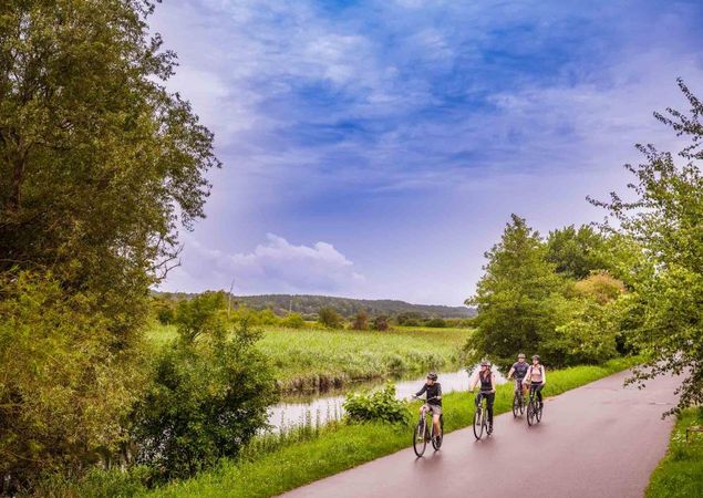 Radeln auf dem Treidelweg, Foto: André Wirsig, Lizenz: Brandenburgische Seenplatte GmbH