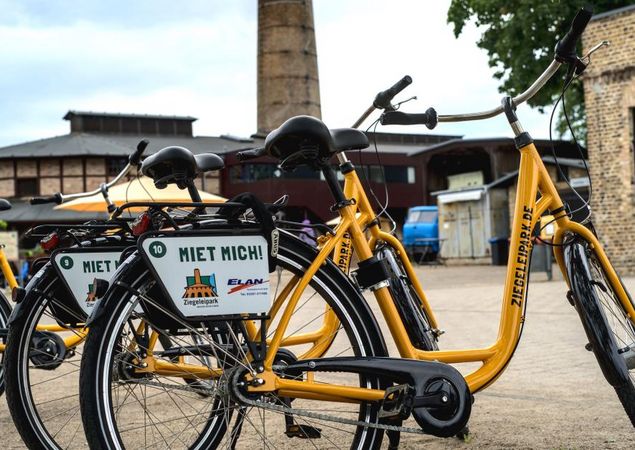 Mietfahrräder im Ziegeleipark Mildenberg, Foto: Jannika Olesch, Lizenz: Tourismusverband Ruppiner Seenland e. V. Mietfahrräder im Ziegeleipark Mildenberg, Foto: Jannika Olesch, Lizenz: Tourismusverband Ruppiner Seenland e. V.