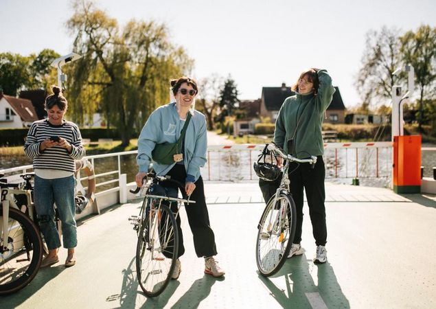 Radfahrer Pritzerbe Fähre, Foto: Steven Ritzer, Lizenz: Tourismusverband Havelland e.V.