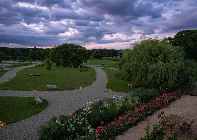 Storchenhof Blumenow - Außenanlage am Abend, Foto: Bryan Reinhard, Lizenz: Storchenhof Blumenow GbR