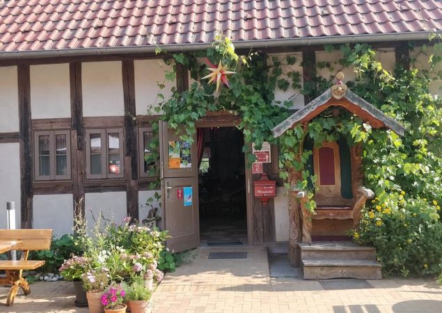 Eingang zur Weihnachtsstube und Hofgarten, Foto: Elke Schmälzle
