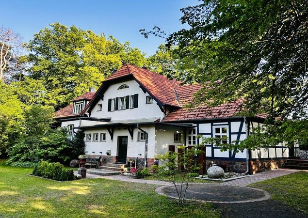 Landhaus Labes; Blick auf das Haus und den Garten, Foto: Hartmut Koch, Lizenz: Hartmut Koch