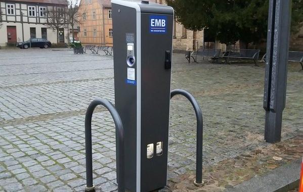 Das Foto zeigt eine EMB-Ladesäule am Markt in Fürstenberg/Havel