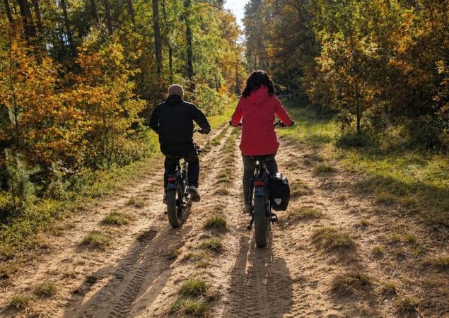 Paar auf Sandpiste, Foto: Alexander Hubitsch / Woodshock Adventures, Lizenz: Alexander Hubitsch / Woodshock Adventures
