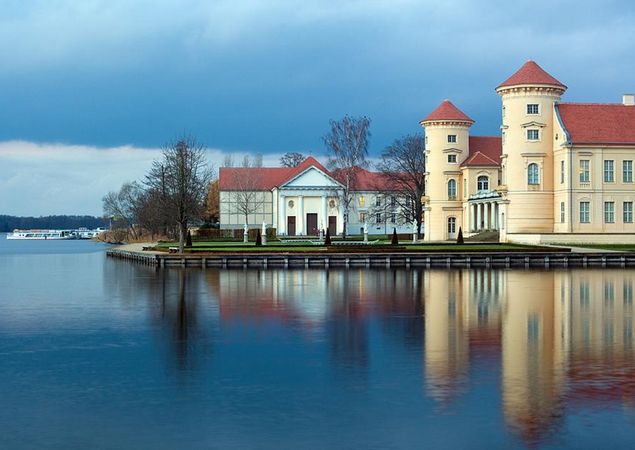 Kavalierhaus und Schloss, Foto: Musikkultur Rheinsberg gGmbH, Lizenz: Musikkultur Rheinsberg gGmbH Kavalierhaus und Schloss, Foto: Musikkultur Rheinsberg gGmbH, Lizenz: Musikkultur Rheinsberg gGmbH
