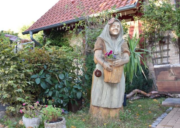 ...die Hüterin des Hofes - Figur von Andy Eisenholz, Foto: Weihnachtshaus ...die Hüterin des Hofes - Figur von Andy Eisenholz, Foto: Weihnachtshaus
