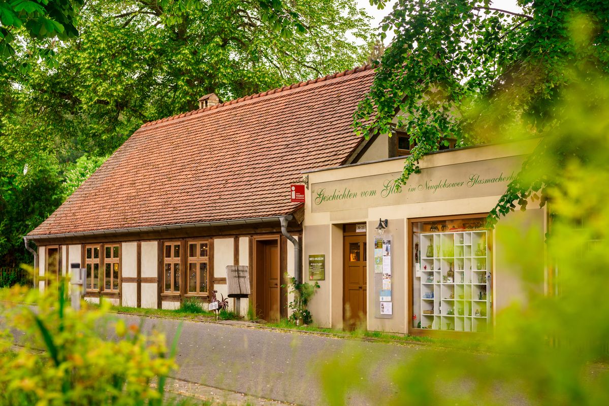 Auf dem Foto ist die Tourist-Information in Neuglobsow am glasklaren und von  Fontane in seinem Werk "Stechlin" beschriebenen See zu sehen. Das Haus war ehemals eine Glashütte, in der Gebrauchsglas hergestellt wurde. Heute ist hier auch ein Museum untergebracht, dass die Geschichte des Ortes als Glashütte aufleben lässt.