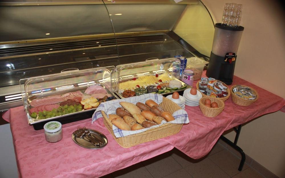 Café & Gästehaus "INNFernow" - Frühstücksbuffet Café & Gästehaus "INNFernow" - Frühstücksbuffet