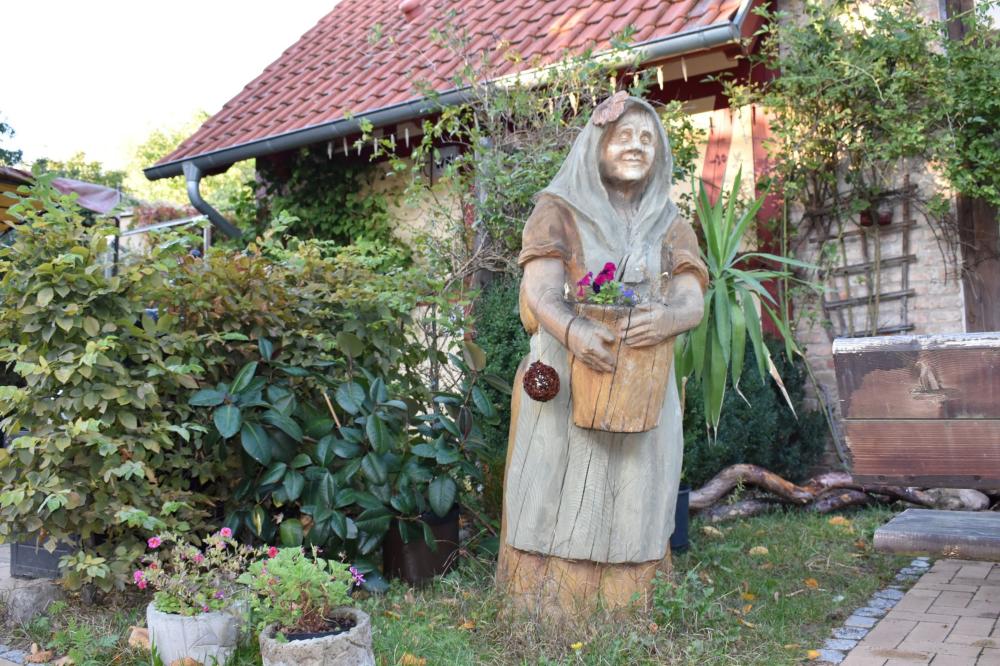 ...die Hüterin des Hofes - Figur von Andy Eisenholz, Foto: Weihnachtshaus ...die Hüterin des Hofes - Figur von Andy Eisenholz, Foto: Weihnachtshaus