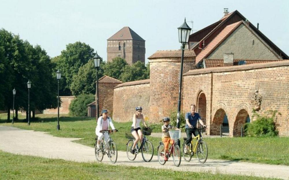 Radler vor der Stadtmauer in Wittstock, Foto: StudioProkopy, Lizenz: TMB Tourismus-Marketing Brandenburg GmbH