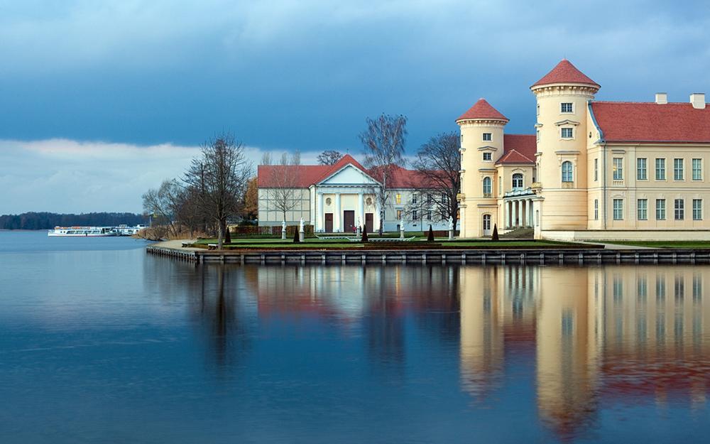 Kavalierhaus und Schloss, Foto: Musikkultur Rheinsberg gGmbH, Lizenz: Musikkultur Rheinsberg gGmbH Kavalierhaus und Schloss, Foto: Musikkultur Rheinsberg gGmbH, Lizenz: Musikkultur Rheinsberg gGmbH