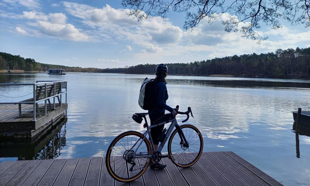 Radfahrerin am Haussee in Himmelpfort, Foto: Michelle Engel, Lizenz: TV Ruppiner Seenland