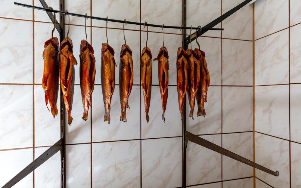 Geräucherter Fisch in der Fischerei am Stechlinsee, Foto: TMB-Fotoarchiv/Steffen Lehmann, Foto: Foto: TMB-Fotoarchiv/Steffen Lehmann Geräucherter Fisch in der Fischerei am Stechlinsee, Foto: TMB-Fotoarchiv/Steffen Lehmann, Foto: Foto: TMB-Fotoarchiv/Steffen Lehmann