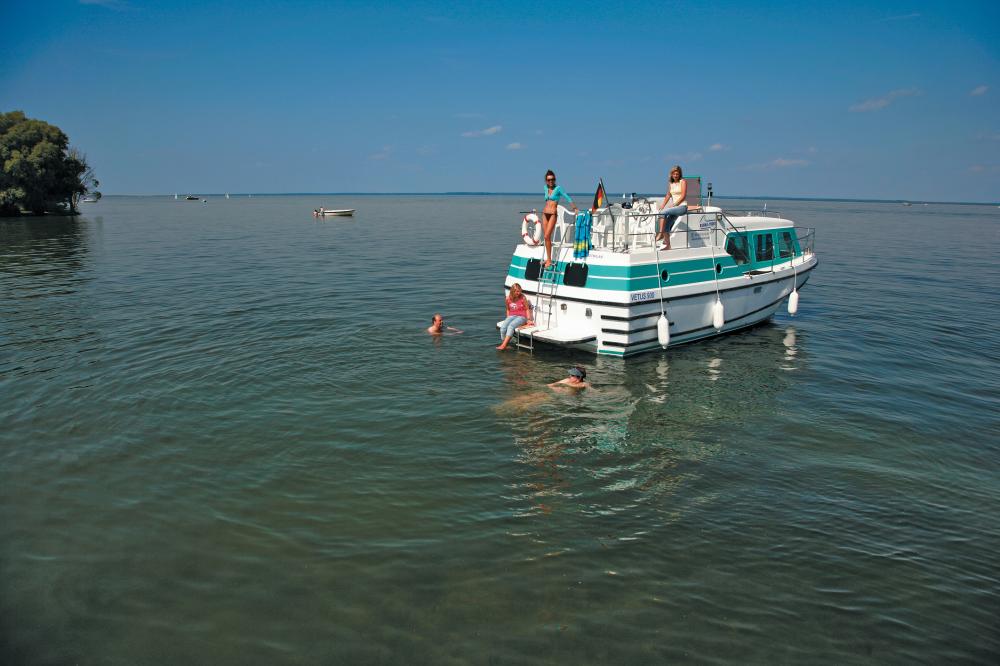 Günsitges Hausboot vetus 900 für bis zu 5 Personen., Foto: Harald Mertes, Lizenz: Kuhnle-Tours GmbH Günsitges Hausboot vetus 900 für bis zu 5 Personen., Foto: Harald Mertes, Lizenz: Kuhnle-Tours GmbH