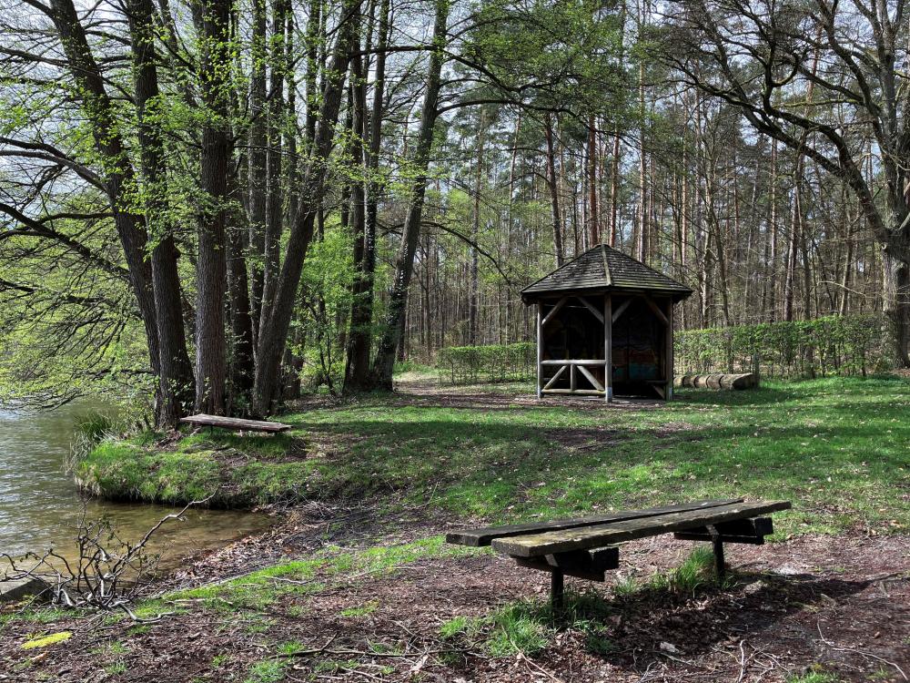 Rastplatz am Moderfitzsee, Foto: Jörg Bartz, Lizenz: TV Ruppiner Seenland e.V. Rastplatz am Moderfitzsee, Foto: Jörg Bartz, Lizenz: TV Ruppiner Seenland e.V.