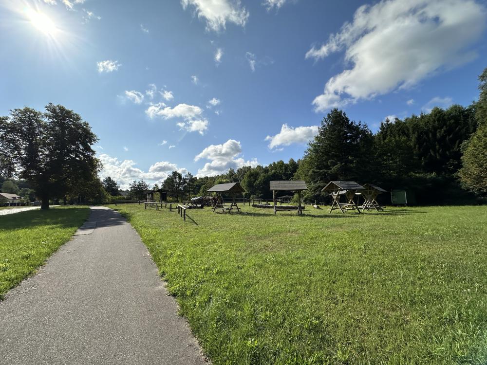 Radweg am Rastplatz Reiersdorf, Foto: Alena Lampe, Lizenz: TMU GmbH Radweg am Rastplatz Reiersdorf, Foto: Alena Lampe, Lizenz: TMU GmbH