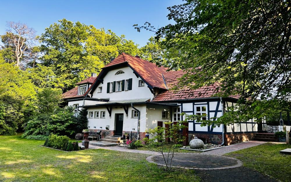 Landhaus Labes; Blick auf das Haus und den Garten, Foto: Hartmut Koch, Lizenz: Hartmut Koch